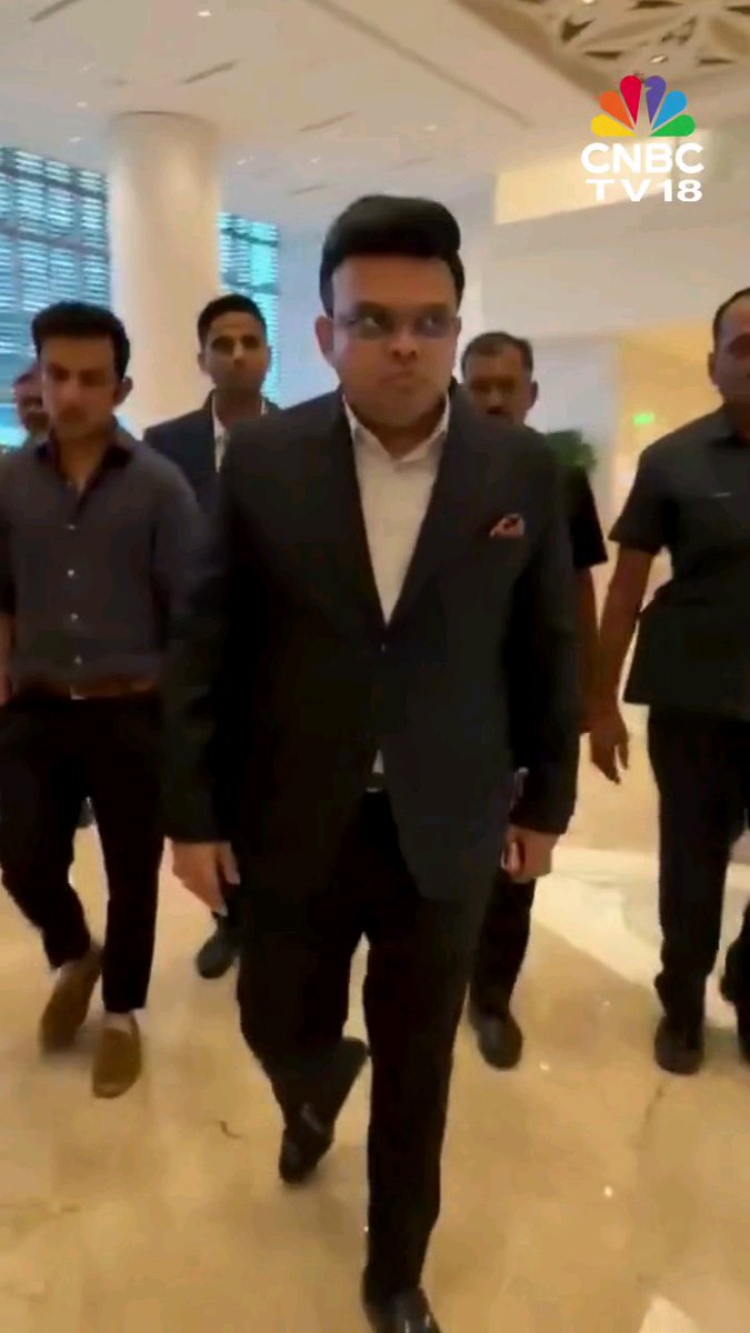 Bro is walking like a frog 🐸 wearing a suite.