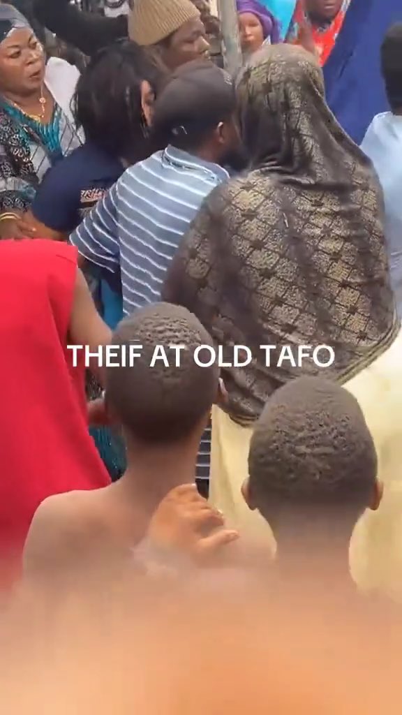 Old Tafo: Moment women protected Ohemma Sappama from being lynched after accused of a theft Someone even snatched her wig off! 😢 That wig is even way expensive. This isn’t fair.
