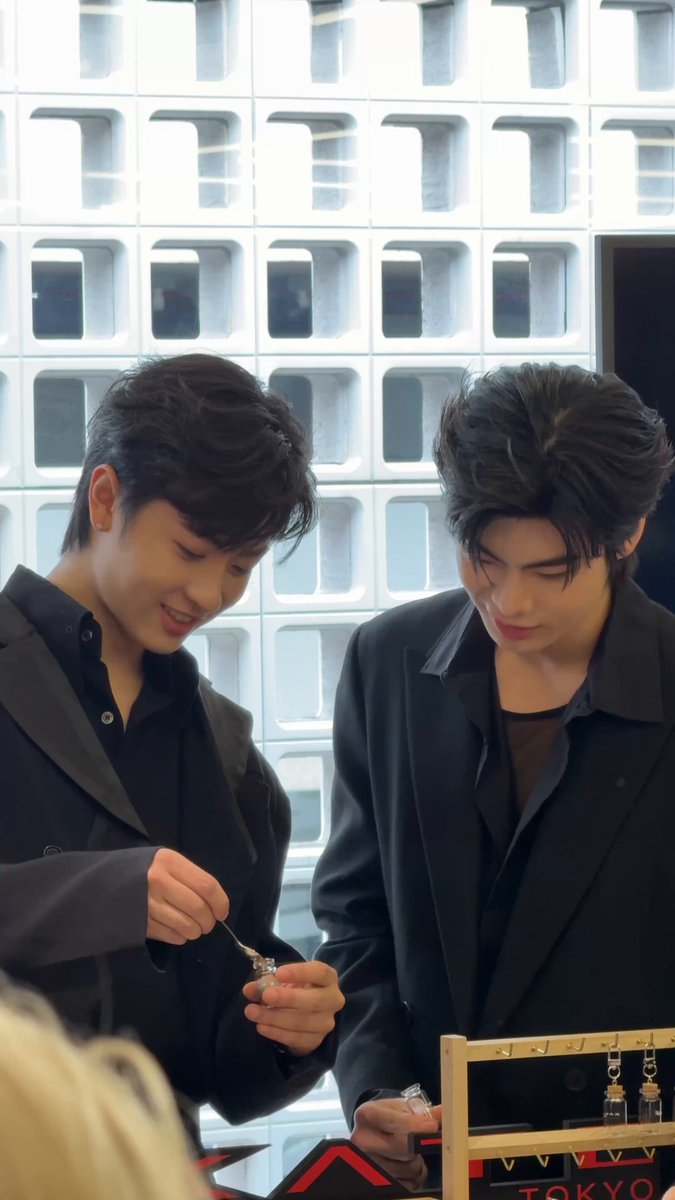 ให้ทำพวงกุญแจหินนำโชค ธีร์บอกเวฟไม่ต้องใส่สีชมพูเพราะความรักดีอยู่แล้ว ให้เลยล่ะ (สีชมพูช่วยความรัก) THEEWAVE WITH KATE #KATExTheeWave #tthi_eks #waavetnp #theewave