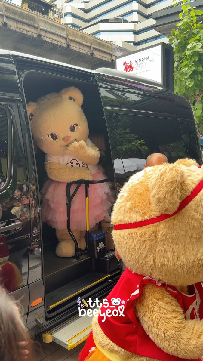 ตลกมาก น้องเนยมัวแต่แอ๊วพี่ตากล้อง พี่เบียงก้าทั้งกวักมือทั้งตะโกนเรียกให้น้องขึ้นรถ แต่ยัยไม่สนใจ สนใจแค่พี่คนหล่อเท่านั้น 55555555555 #Butterbear #Biancabear
