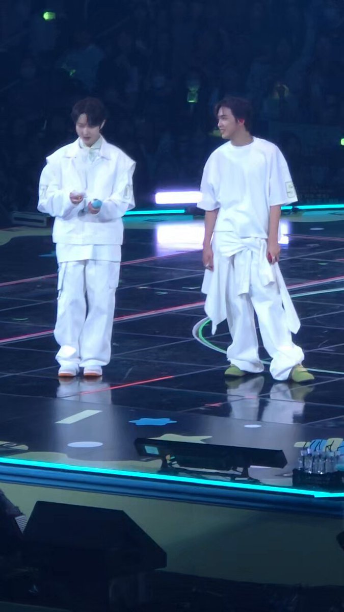 talking about just do it &amp; chenji this and that 🐻 (looks at 🦊) 🦊 should we do something too? 🐻 oh? then… 🦊 nevermind! 🐻 huh? 🦊 i don't wanna do it with you! 🐱 oohh!! 🐹 suddenly ㅎ 🐻 i’m at 0 confessions, 1 rejection right now, what do i do? ++