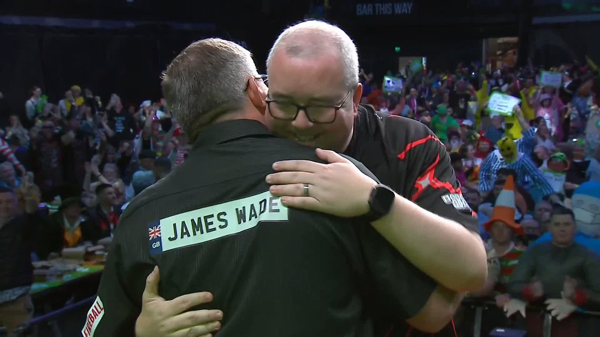 WADE BACK FROM THE BRINK! What a match! 🤯 James Wade launches an incredible fightback from 5-2 down to edge past Stephen Bunting and seal his spot in the semi-finals! #AusDarts | QF 📺