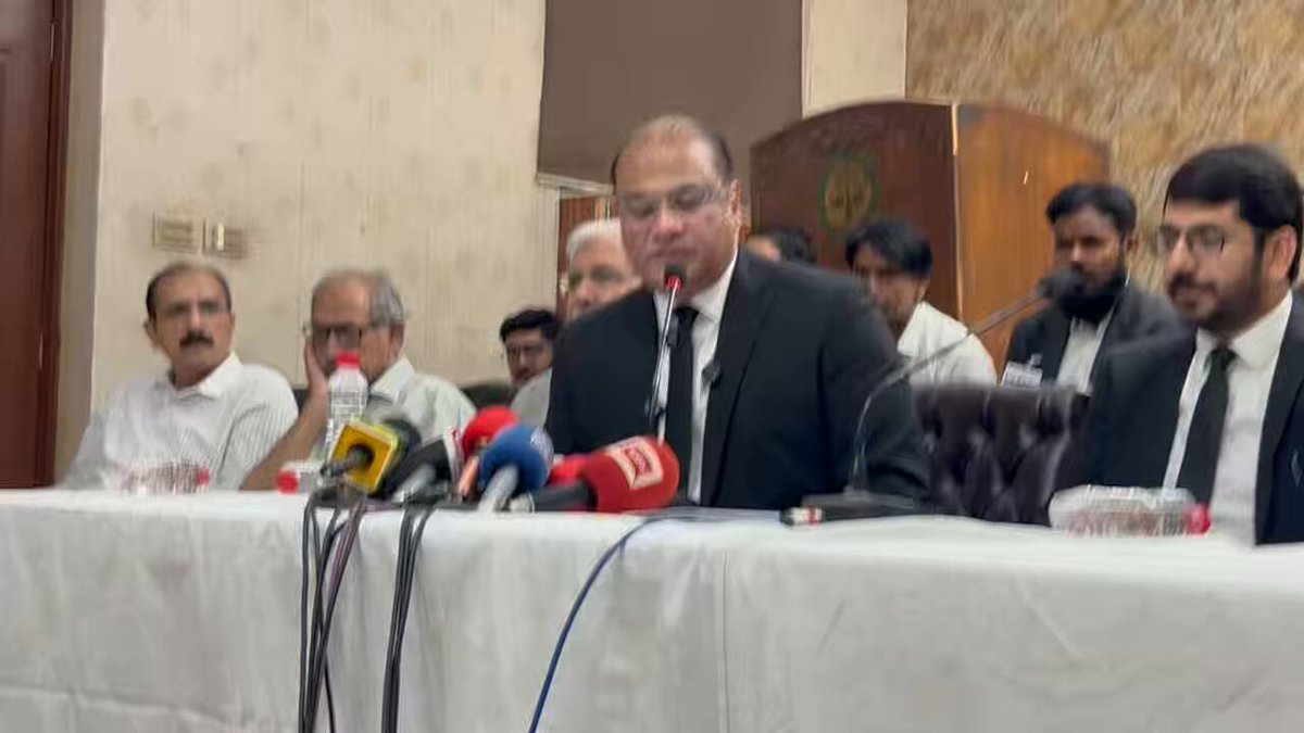 القادر ٹرسٹ کی اپیلوں میں دلائل دینا کوئی مسئلہ نہیں لیکن پہلی ہماری ضمانتیں سنی جائیں ،ڈیرھ سال میں اسلام اباد ہائیکورٹ نے بہت مایوس کیا۔ ہماری ضمانت کی اپیلیں ۱۸ ماہ تک التوا میں رکھیں۔ یہ کہاں کا انصاف ہے ؟ کسی پر تین مقدمے ہوں جائیں تو وہ ملک چھوڑ کر بھاگ جاتا ہے مگر عمران خان آج بھئ یہاں موجود ہے ،وکیل سلمان صفدر گفتگو کے دوران جذباتی ہوگئے