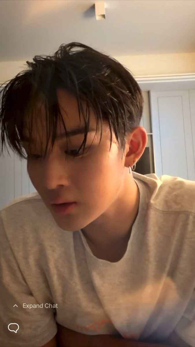 Jinyoung said that its not that he and Woojin separated from the rest purposely, they wanted to leave after KCON but stayed another day bc there were no flights, the rest had plans to stay longer from the start~ He said he’s also not the type to stay overseas for long (cont)