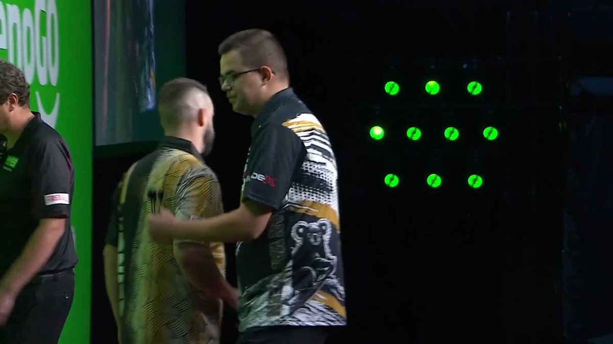 KLINGE KO's VAN VEEN! Brody Klinge has done it again! 👏 Incredible scenes in Wollongong, as the Australian dumps out the world number two to book his spot in the semi-finals! #AusDarts | QF 📺