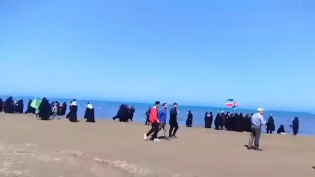 ‼️حمله وحوش مسلمان به ساحل میانکاله برای مقابله با شناکردن مردم و بی‌حجابی! حتی بچه مدرسه‌ای ها رو هم آوردن لب ساحل جمعیت زیاد بشه