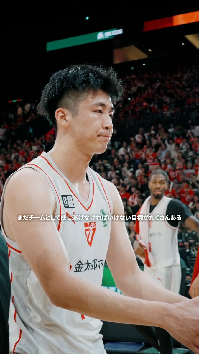 憧れのユニフォームで── 新生 #千葉ジェッツ の初陣、その勝利を力強く支えたのは、この日スタート起用された #佐藤巧 だった。練習生としての活動を経て山形で2シーズンを戦い抜き、今季、選手として戻ってきた。ヘッドコーチの信頼にコート上で応えるように、タフなディフェンスとリバウンドでチームの目指すスタイルを愚直に体現。1つの目標を達成した喜びを噛み締めつつも、その視線はすでに次なる高みへと向けられている。