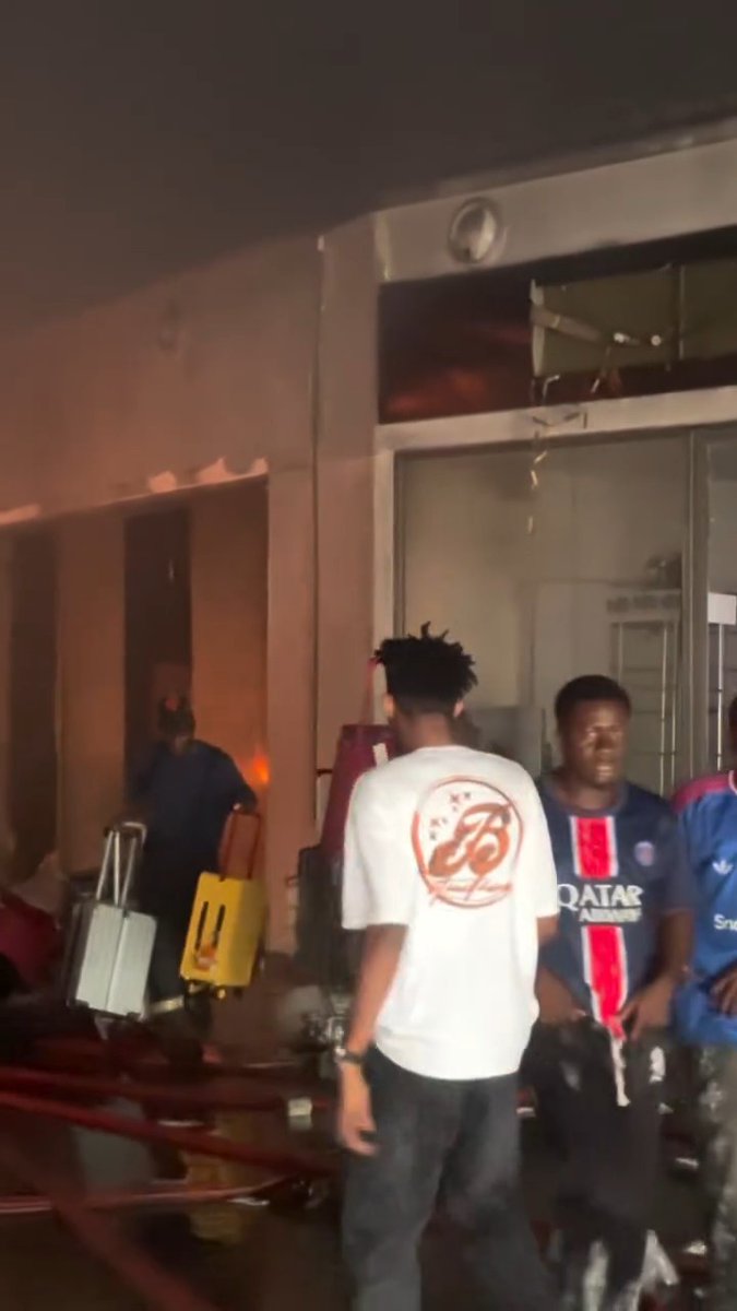Fire outbreak at Spar Mall in Calabar; Shop owners and residents struggle to remove their goods and belongings from Spar Mall in Calabar, Cross River State, following the fire outbreak💔🥲