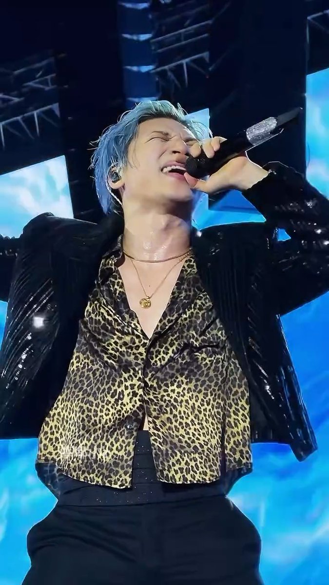 강대성! 섹시해! 강대성! 미쳤어! (the shirt is just a cloth that is obstructing our view)