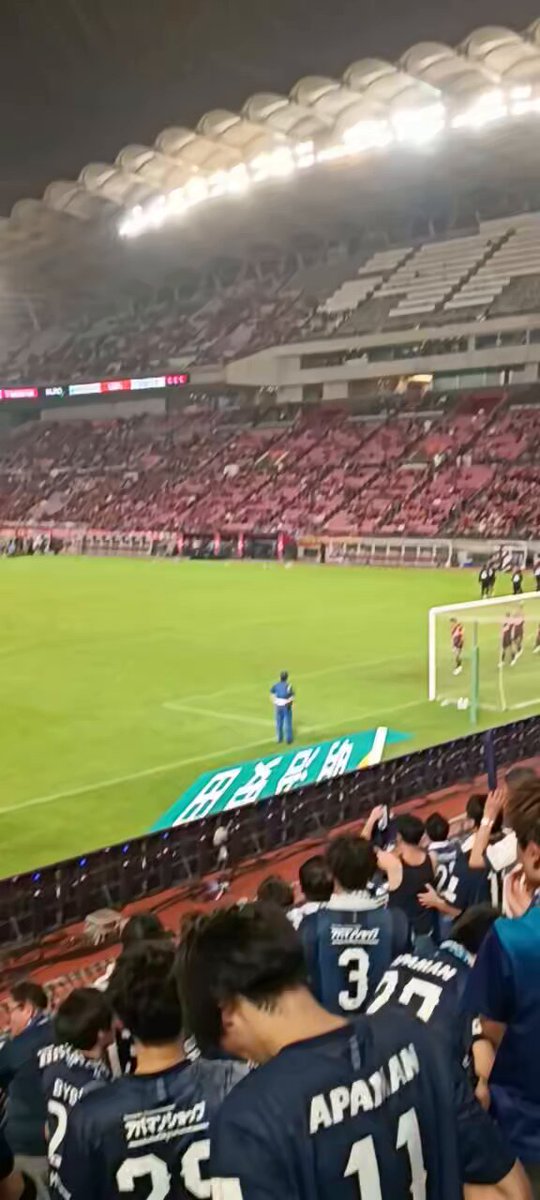 鹿島の選手たちが福岡ゴール裏の前を通過。 みんな拍手。 優磨が福岡の選手（名古ちゃんか岡？）にゴメンなみたいなアクションしてて、ゴール裏に来た時も手を合わせてた。 何があったかは知らないけど、良い選手だなと改めて。 他の選手も福岡ゴール裏に手を挙げて応えてた。 #アビスパ福岡 #antlers