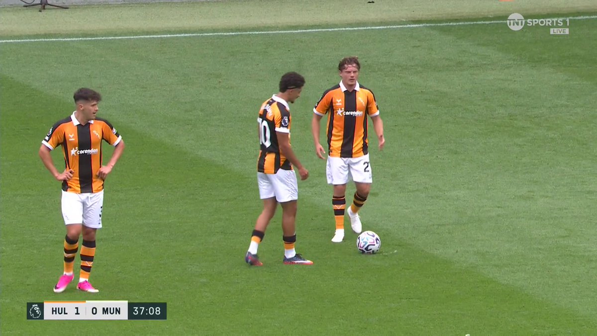 Nobel Mendy makes no mistake with the header! 🎯 Hull double their lead against Man United 😮 📺 Watch live on TNT Sports &amp; HBO Max