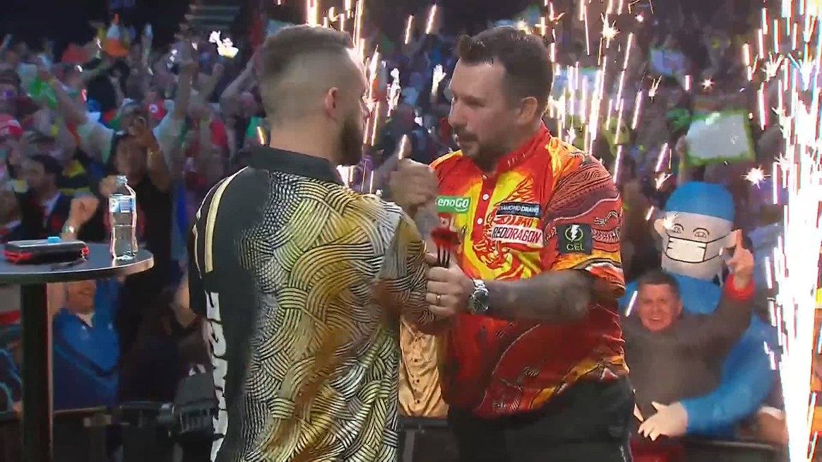 KLINGE SEALS IT WITH THE BIG FISH! 🎣 The fairytale continues in Wollongong! 🤯 Brody Klinge converts a roof-raising 170 checkout to defeat Jonny Clayton and book his place in the Australian Darts Masters final! #AusDarts | SF 📺