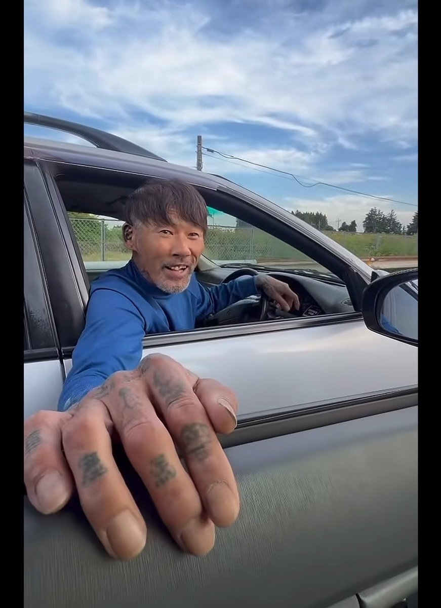 タトゥー作業員さん サイドミラーを壊そうとする。 シェンロンのお父さん説あり…