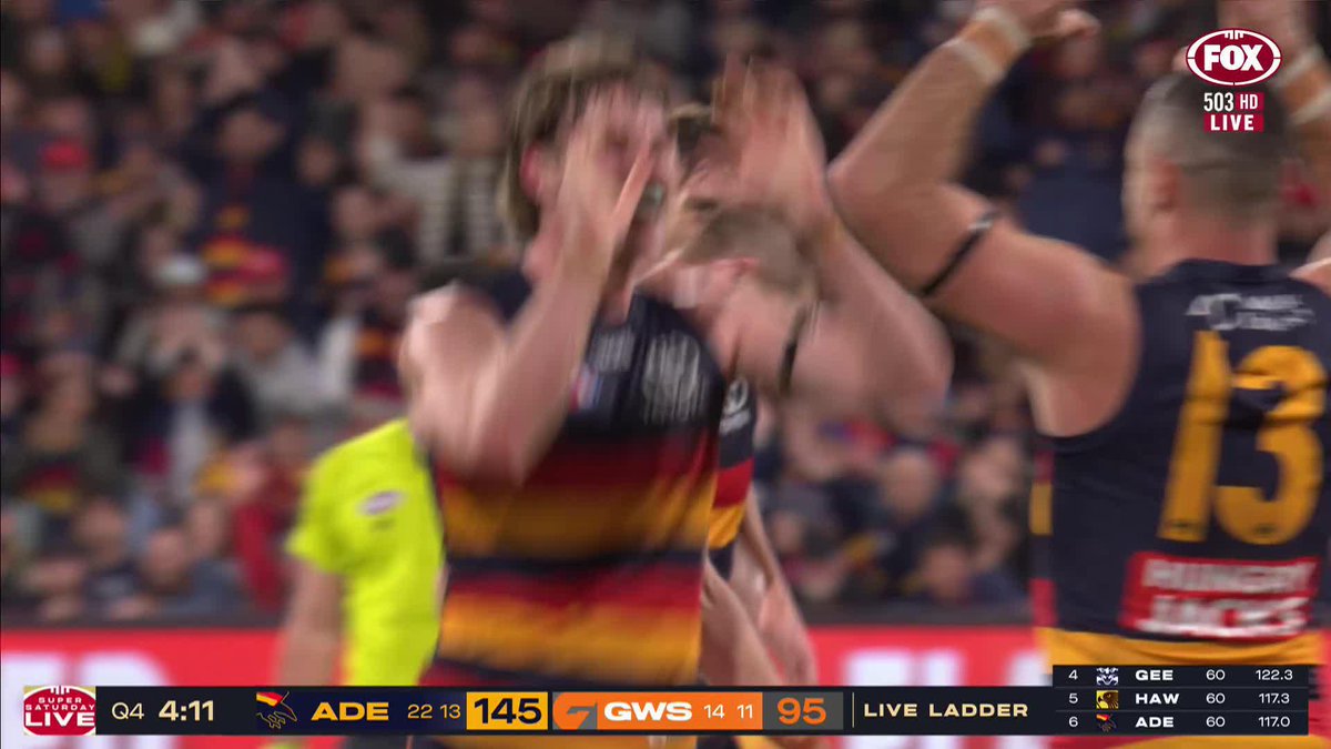 HOW'S THAT FOR ICING ON THE CAKE 🎂 Dan Curtin with a 'shake n' bake' before a beautiful finish from 50m 😮💨 📺 Watch #AFLCrowsGiants on Ch.503 or stream on Kayo: ✍️ BLOG 🔢 MATCH CENTRE