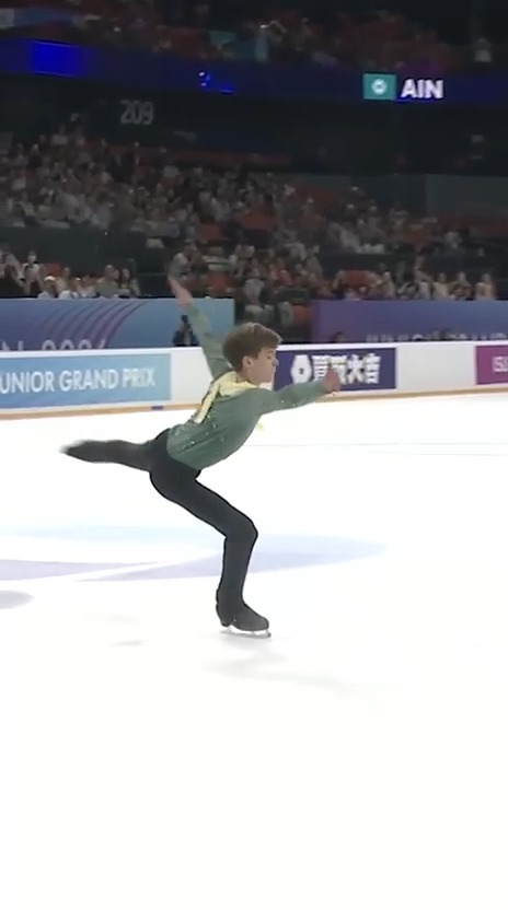 Lev Lazarev crowns himself champion of the first ISU Figure Skating Junior Grand Prix event of the season! ⛸️🥇 The road to Chongqing starts here. #FigureSkating