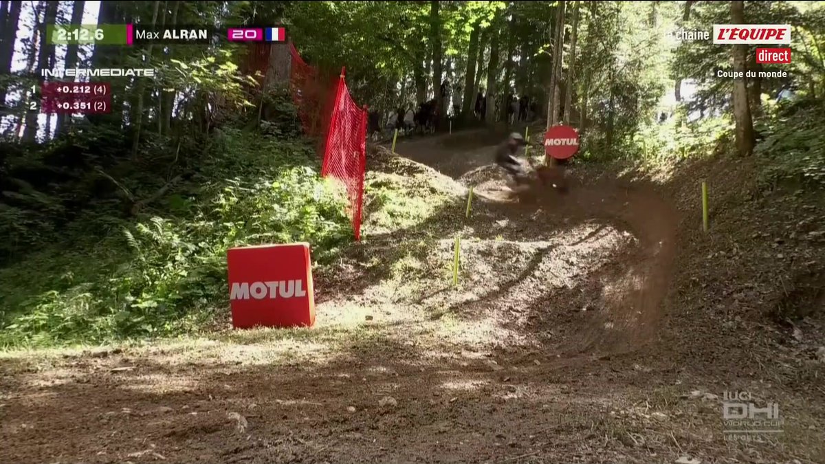 Incroyable Max Alran ! Dernier à s'élancer, le Français remporte sa première victoire en Coupe du monde dans la descente aux Gets ! Et dans une ambiance folle !