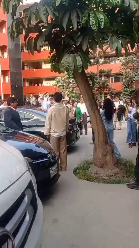 "¡Fuera corrupto! ¡Fuera mierda! ¡Lárgate de aquí!" Alumnos de la Universidad Villarreal, rechazaron al mitomano de Rafael Lopez Aliaga ¡EXCELENTE!
