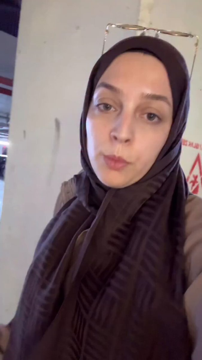 AVM’lerdeki mescitlerin yeriyle ilgili dert yanan vatandaş: - Anlamadığım bir şey var. Türkiye’de yaşıyoruz. - Burası müslüman bir ülke. Ben namazımı kılmak için mescit nerede diye sorduğumda, otoparkta cevabını alıyorum. - Neden mescitler AVM’lerin en kuytu köşelerinde.