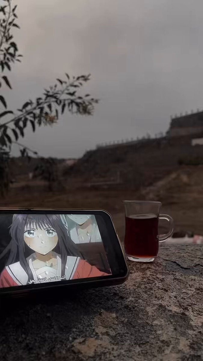 بعيدًا عن أن الفيديو لحجي بس ياخي، أستغرب من اللي يتابعون بالجوال أو الآيباد، الصراحة ما أستمتع إلا إذا كانت على شاشة