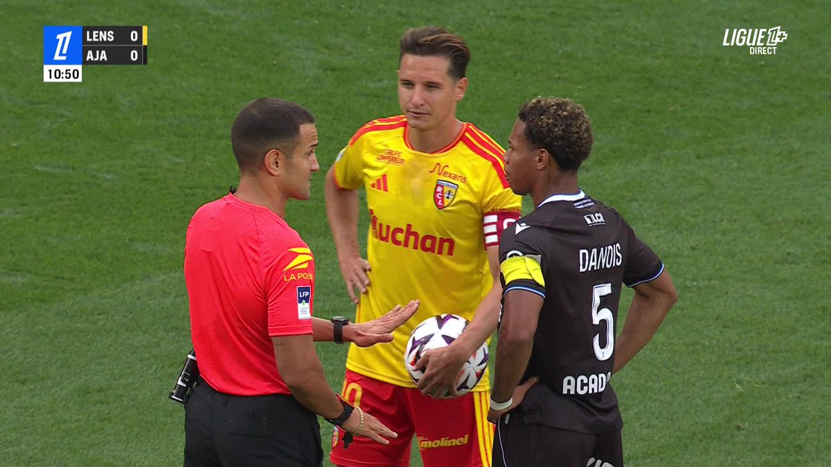 Pénalty confirmé pour le Racing Club de Lens après cette main d'Arthur Piedfort 😬 Décision logique selon-vous ? 🧐 #RCLAJA