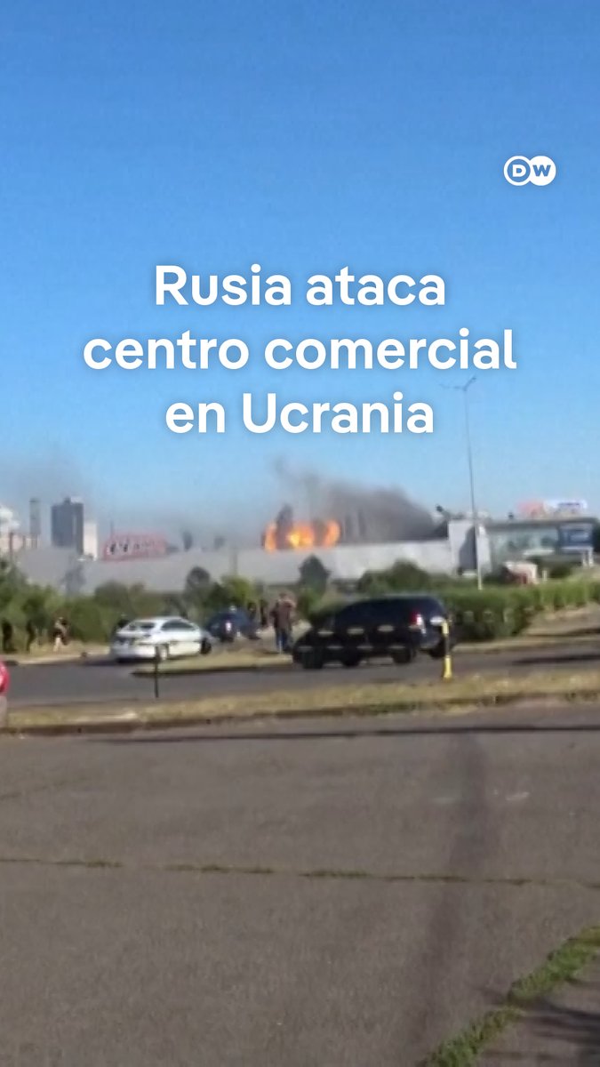 Rusia ataca con drones un centro comercial en Ucrania y deja 16 muertos y 130 heridos Los ataques de largo alcance se han multiplicado a ambos lados del frente, afectando a un número creciente de instalaciones civiles y causando cada vez más víctimas. Mientras Zelenski prometió "responder" al ataque contra el centro comercial, Putin aseguró que Kiev "abrió la caja de pandora" por sus ataques contra intereses económicos.