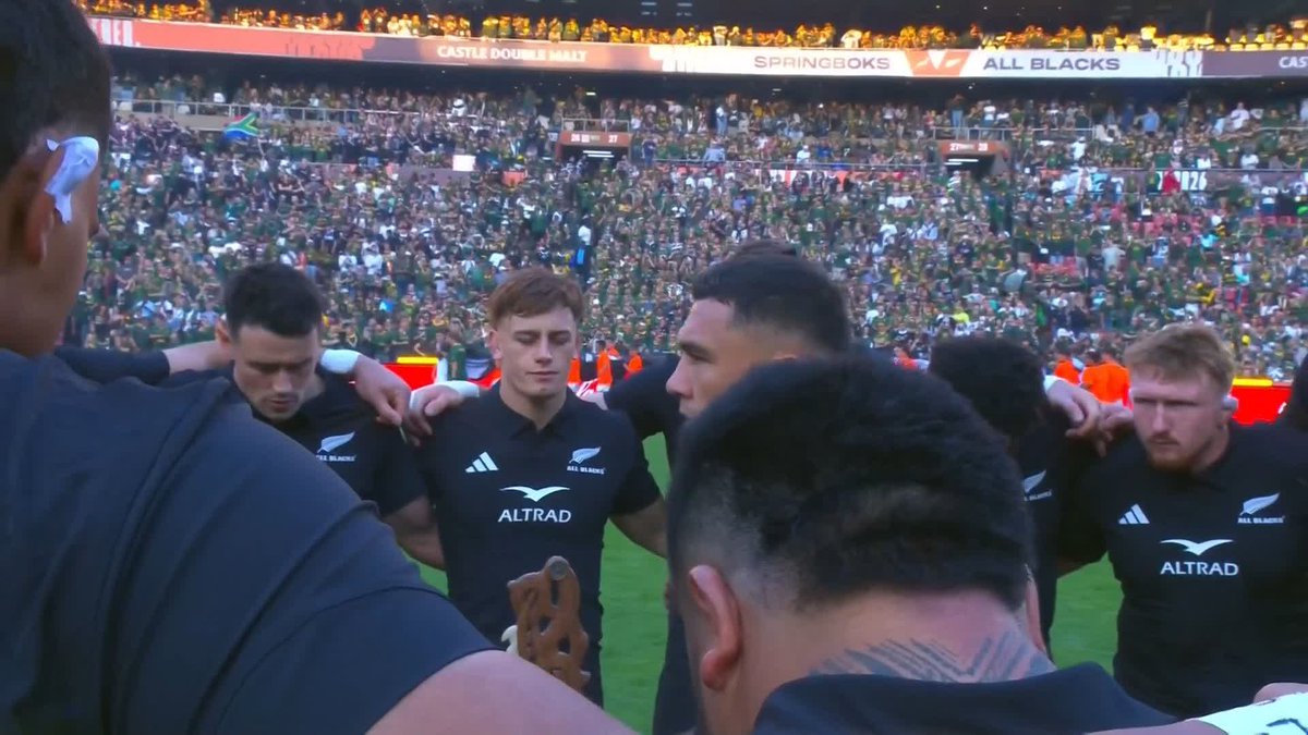Codie Taylor leads the All Blacks for the Haka 🇳🇿
