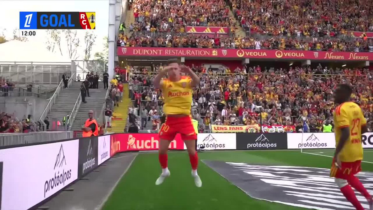 ¡A LO CRISTIANO RONALDO! Florian Thauvin, jugador francés de 33 años que pasó por 🇲🇽 TIGRES, definió con tranquilidad y anotó el 1-0 de Lens vs. Auxerre en la fecha 1 de la #Ligue1. ¿CÓMO LO FESTEJÓ? ¡¡SIUUUU!! 📺 Mirá la #Ligue1 por #DisneyPlus Plan Premium