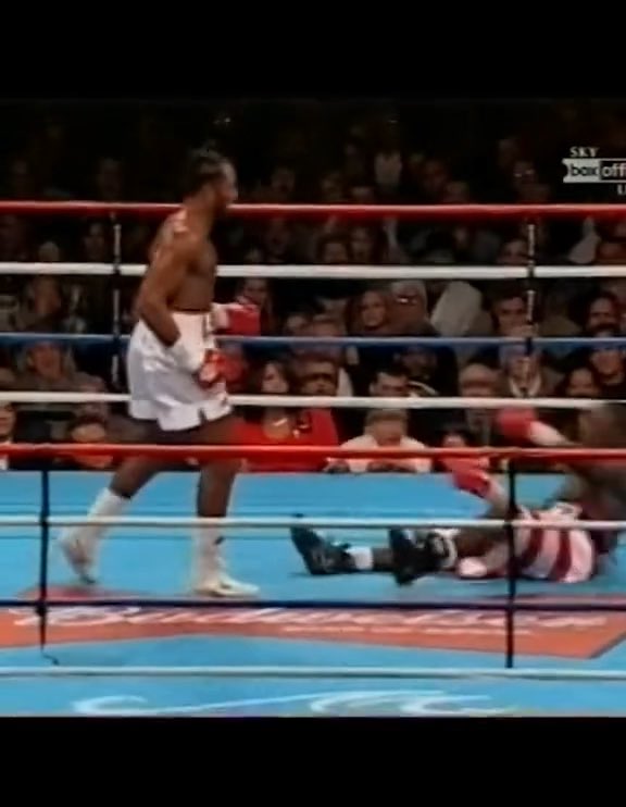Lennox Lewis got knocked out and lost his heavyweight titles. Seven months later, he did THIS to the man who took them. Round 4. Rahman down. Titles back. #Boxing 👇