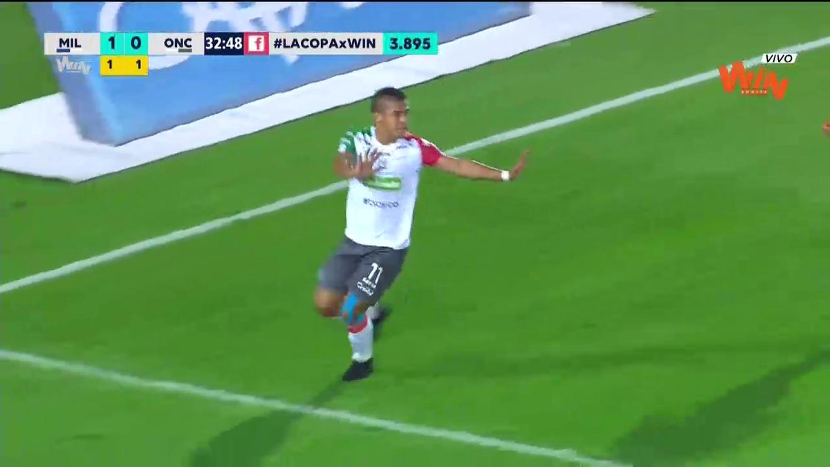 *Me voy a un torneo de farmear aura* Mi rival en octavos de final: