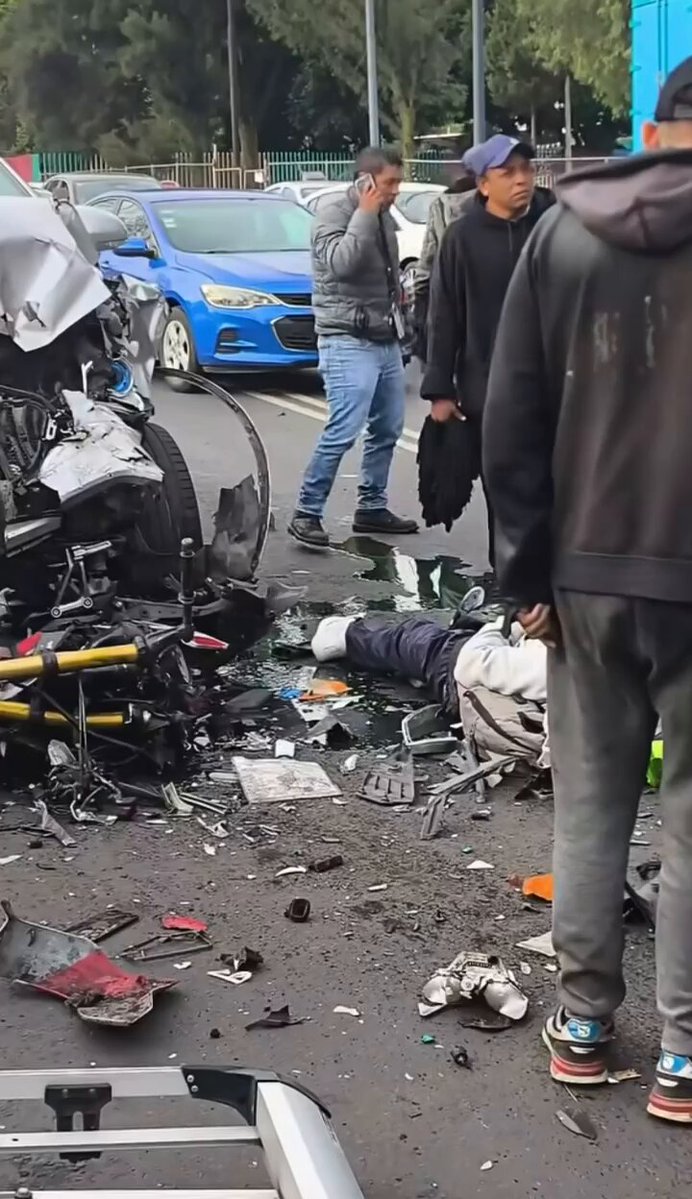 🚨 Motociclista pierde la vida al ser impactado en Eje 5 y Periférico. Fue identificado como Mario Alberto "M", viajaba en una motocicleta negra con rojo, casco azul con verde y vestía pants azul marino, sudadera gris y mochila gris *imágenes sensibles* Alc. #Iztapalapa #CDMX