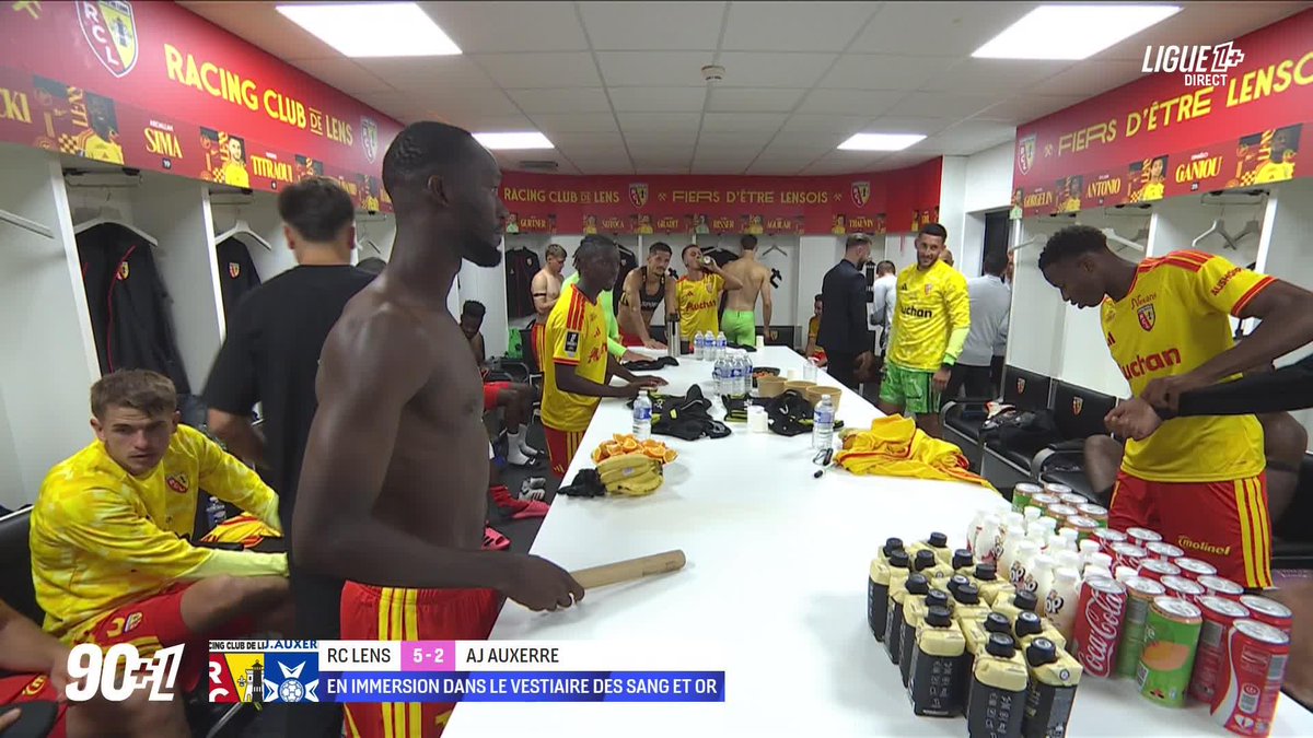 Immersion dans les vestiaire du Racing Club de Lens après la victoire 😍 #RCLAJA