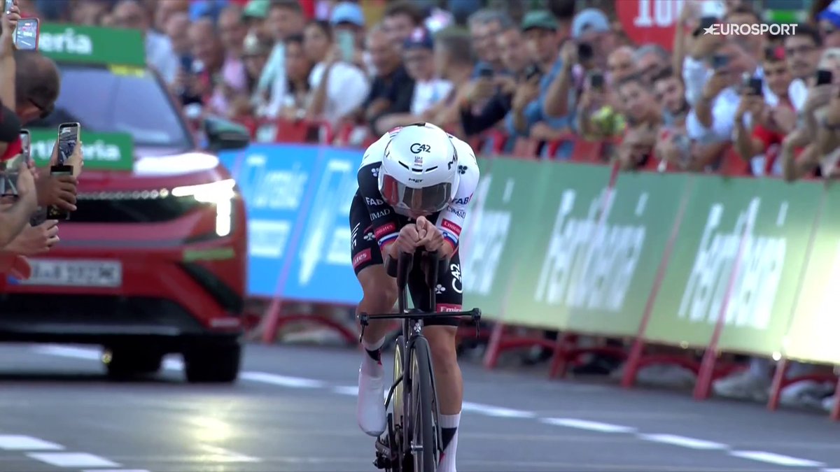 🚴🇪🇸 | Een staande ovatie voor deze meneer! Want Tadej Pogacar verslaat Ethan Hayter met 9 honderdste van een seconde verschil. De wereldkampioen in het rood! Vuelta a España 👀 HBO Max