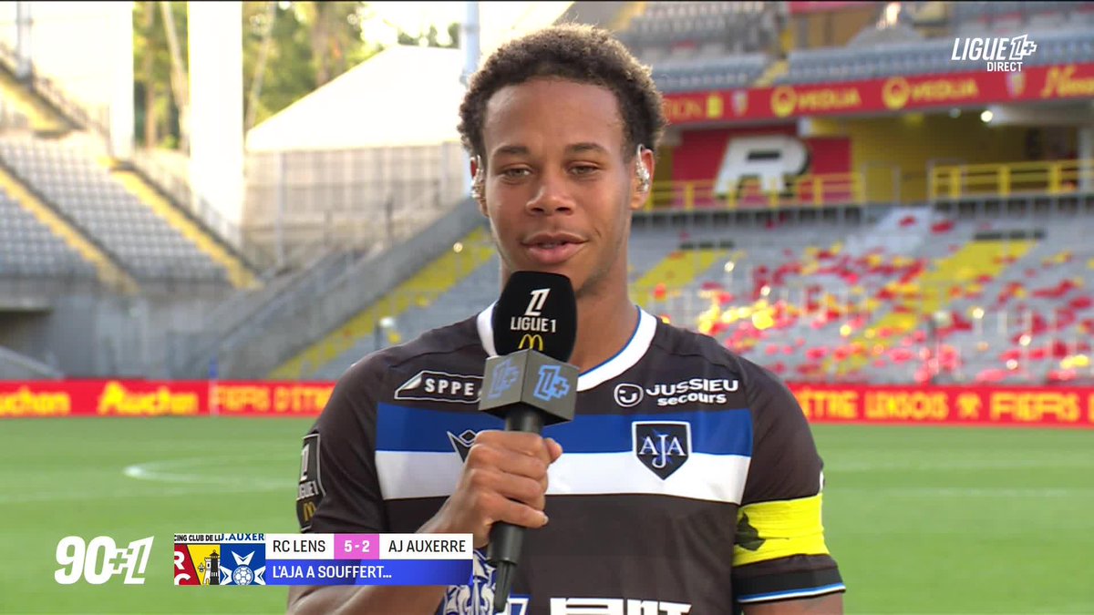 🎙️ Kévin Danois : "Vous connaissez comment le mercato fonctionne. Parfois certaines offres sont irrefusables." Le milieu et capitaine de l'AJ Auxerre évoque son avenir au club. #RCLAJA