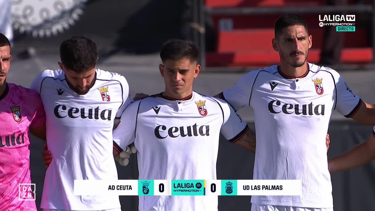 La imagen de unión de la AD CEUTA FC en el primer minuto de juego ante Las Palmas #LALIGAHYPERMOTION