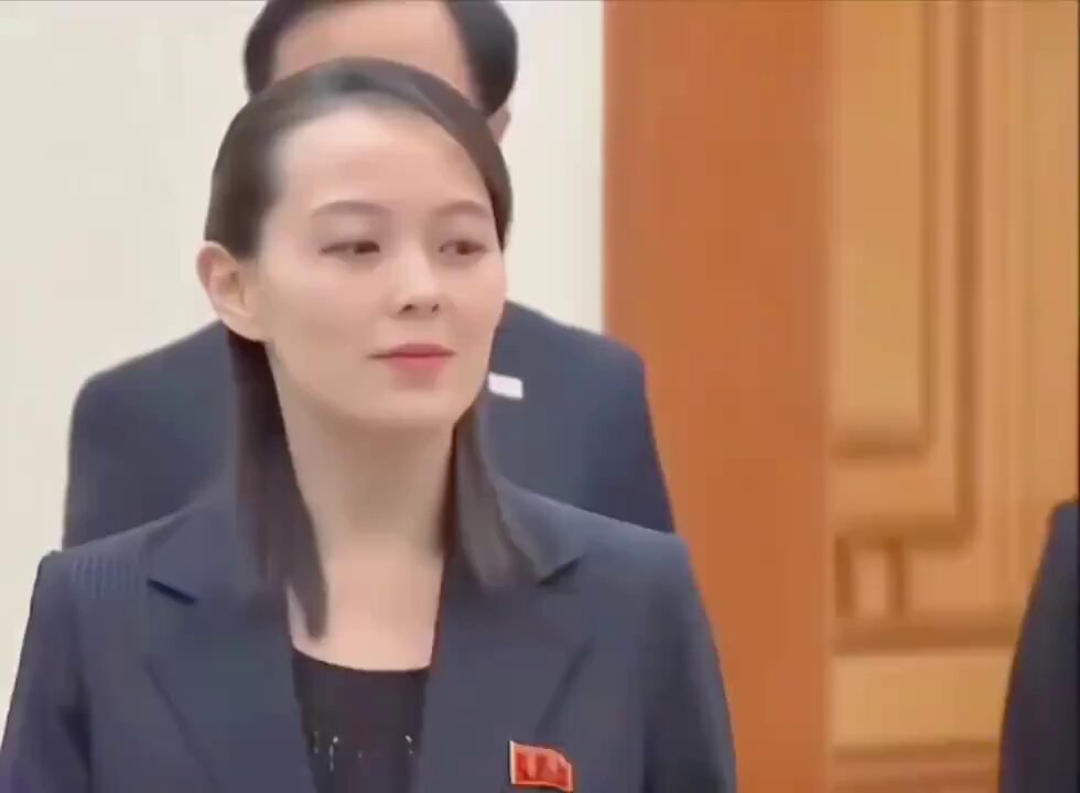 Ким Ё Чжон - младшая сестра Ким Чен Ына. Отвечает за пропаганду, агитацию, цензуру и формирование культа брата. Родилась 26 сентября 1987 года, училась в Швейцарии (Берн), замужем, двое детей. Аналитики называют её самой могущественной, жестокой и самой опасной женщиной в мире.