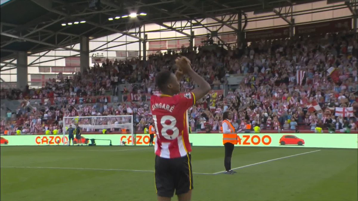 A warm embrace for Mamadou Sangaré on his Brentford debut 👏