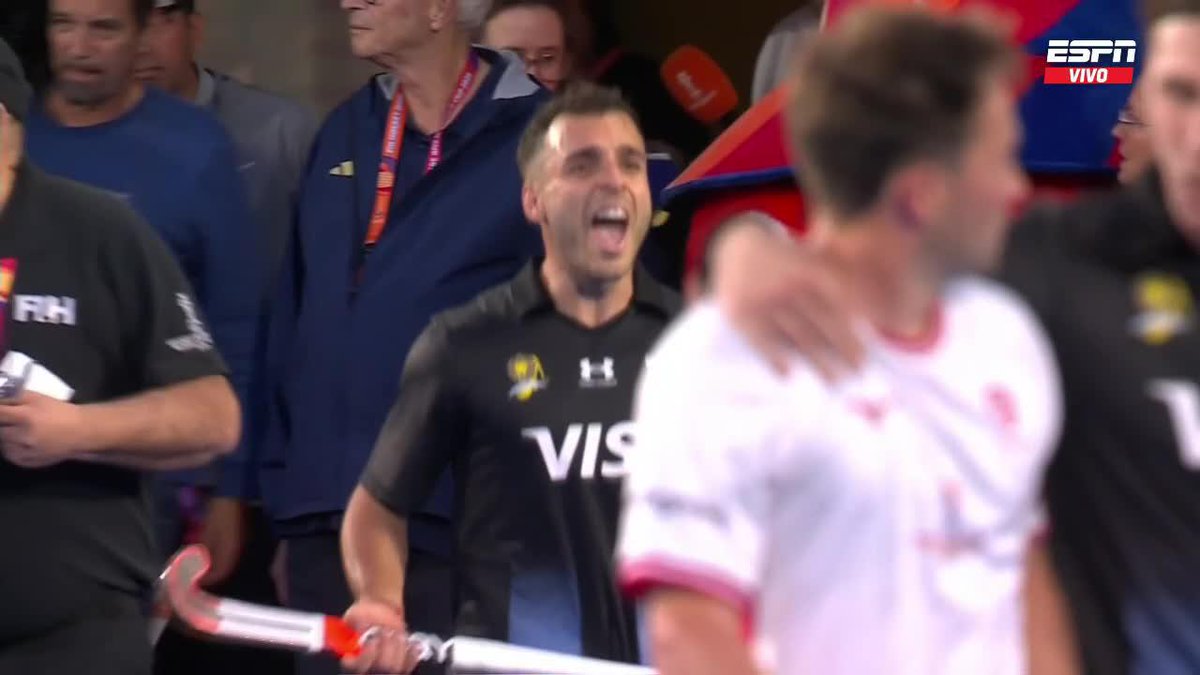 ¡FINAL EN AMSTELVEEN! #LosLeones superaron 3-1 a Inglaterra por el comienzo de la segunda ronda de la Copa del Mundo. 📺 Todos los partidos de #HWC2026 en Disney+ Plan Premium