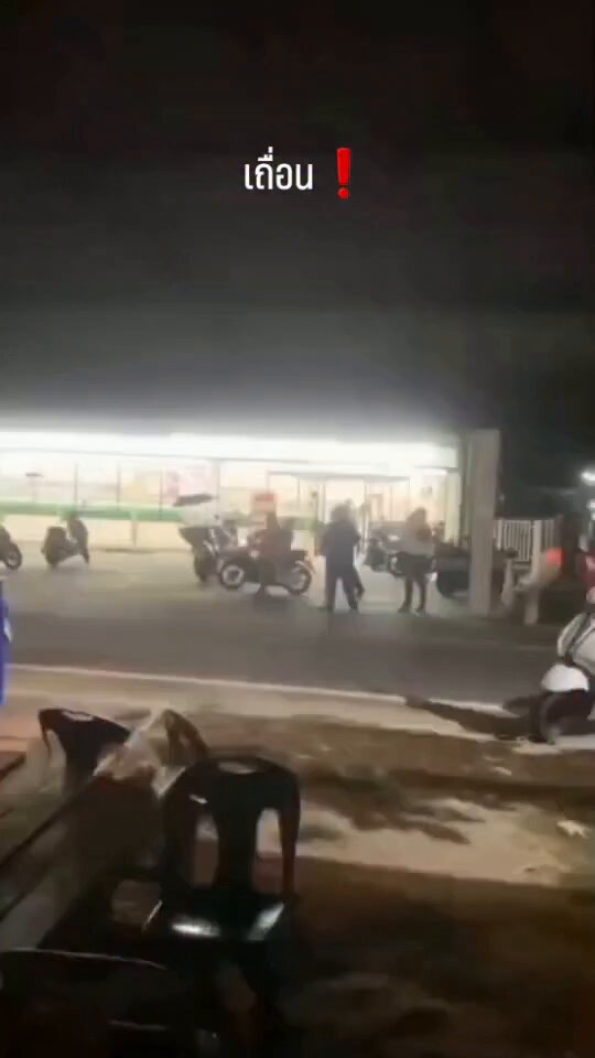🇹🇭💥กลุ่มคนร้ายอาวุธครบมือบุกเผา 7-Eleven สาขาบางปู จ.ปัตตานี เมื่อคืนวันที่ 22 ส.ค. 69 โดยยิงปืนข่มขู่ขับไล่พนักงานและลูกค้าก่อนวางเพลิงเผาวอด ซึ่งเป็นหนึ่งในเหตุป่วนเมืองกระจายตัวกว่า 34 จุด ทั่วพื้นที่ 3 จังหวัดชายแดนภาคใต้ ล่าสุดเจ้าหน้าที่คุมเข้มและเร่งล่าตัวคนร้าย