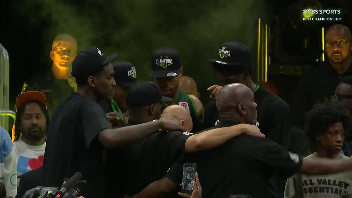 @IceCube presents BIG3 trophy to the Ball Hogs 🏆 Chris Haynes
