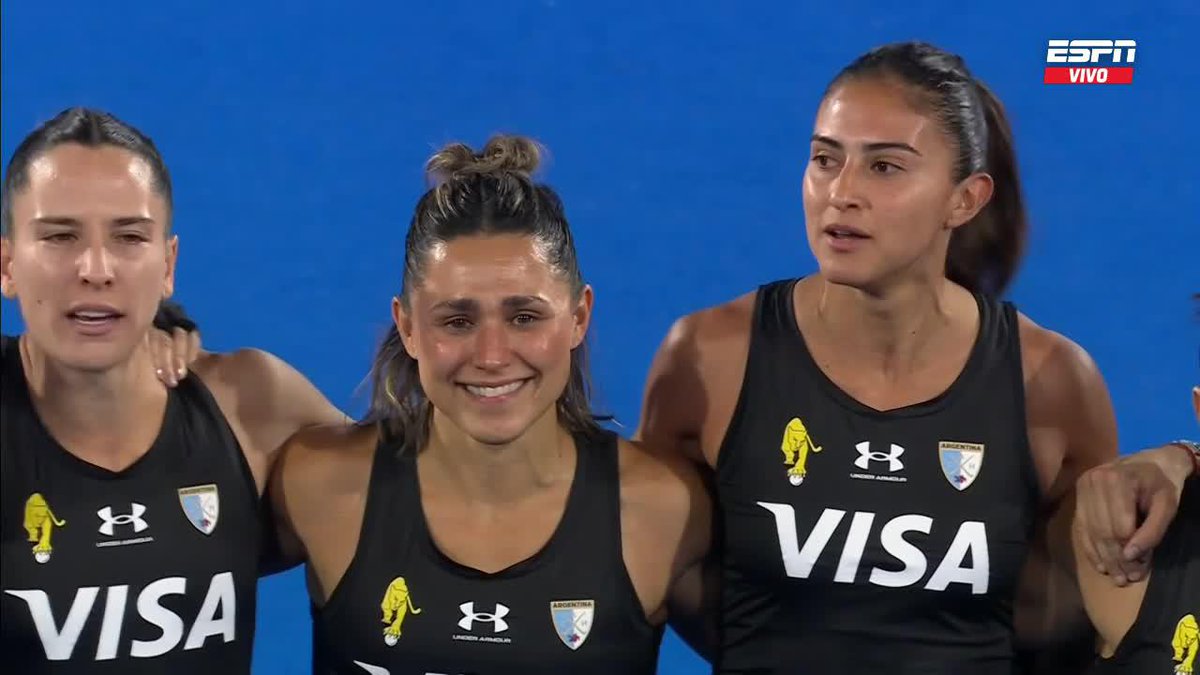 EMOCIÓN TOTAL: Las Leonas cantaron con todo el himno de Argentina antes del partido vs. España por el Mundial. 📺 Todos los partidos de #HWC2026 en Disney+ Plan Premium