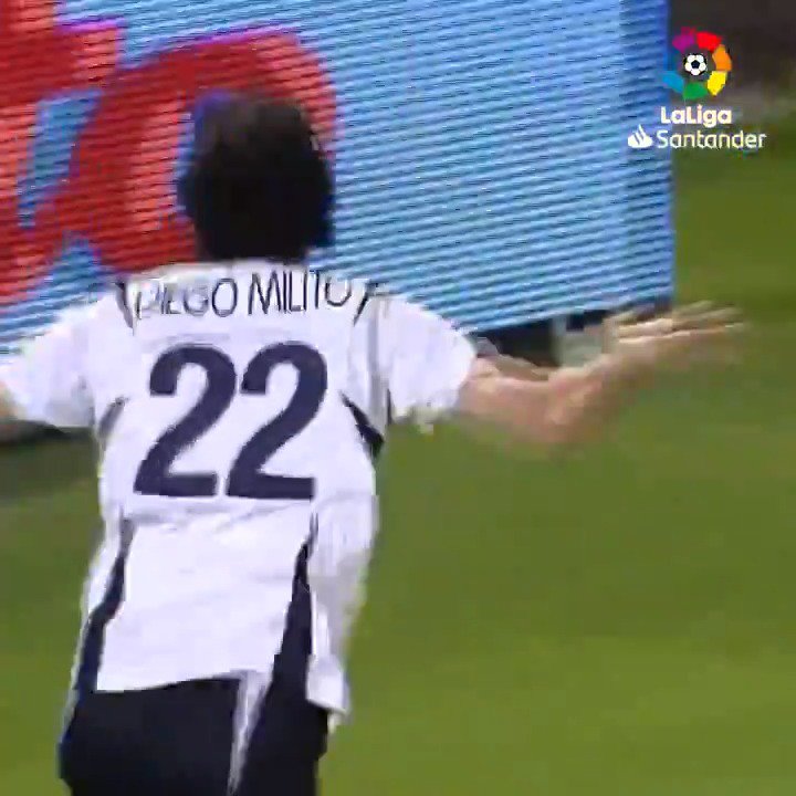 Pablo Aimar e Diego Milito acabando com a defesa do Real Madrid em 2007. 😍