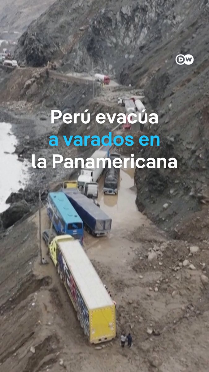 Continúa bloqueada la Panamericana Sur en Perú por deslizamientos de tierra Helicópteros militares evacuaron este viernes a más de 600 pasajeros que permanecían aislados en el sur de Perú desde hace cinco días por un aluvión de lodo y piedras que bloqueó un tramo de una carretera en el departamento de Arequipa. Según la Fuerza Aérea, aún queda al menos un millar de personas por rescatar.