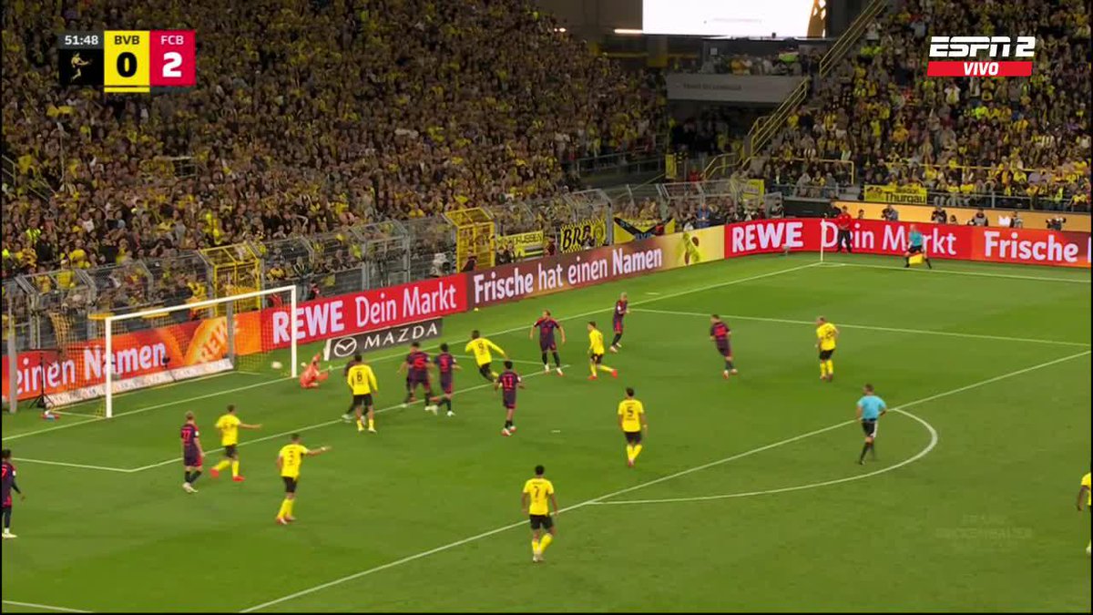 UNA NUEVA TEMPORADA DE UNO DE LOS MEJORES ARQUEROS DE LA HISTORIA: tapadón a puro reflejo de Neuer para evitar el descuento de Borussia Dortmund ante Bayern Munich en la Supercopa de Alemania. 📺 #DisneyPlus Plan Premium