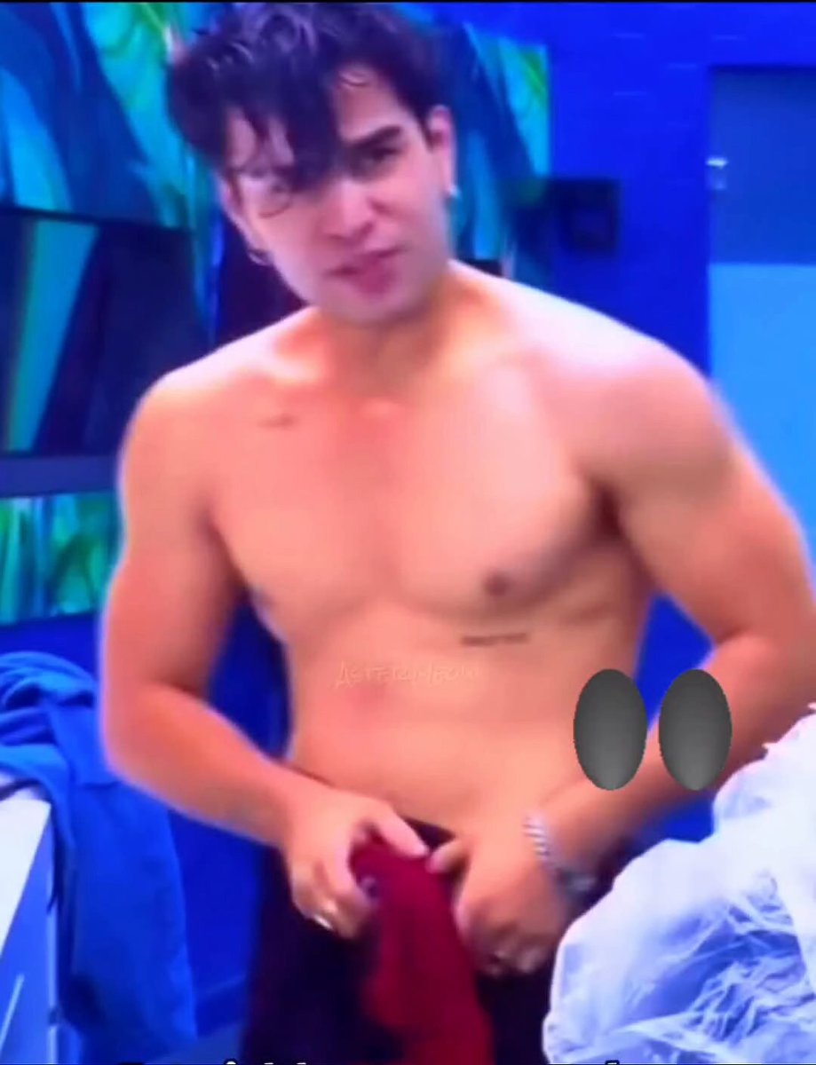 Aarón mostrando una valiosa técnica de cómo ponerse los 🩳sin que se le caiga la toalla 👀 Nadie como tú BB 🫦🔥🔥 #AaronMercury