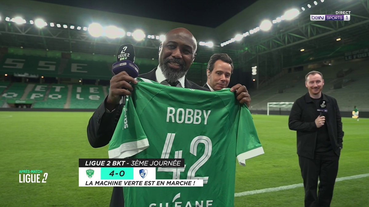 ⚽️ #Ligue2BKT 🎁 Ian Cathro a réservé une belle surprise à notre consultant Robert Malm pour son anniversaire ! #beINLIGUE2