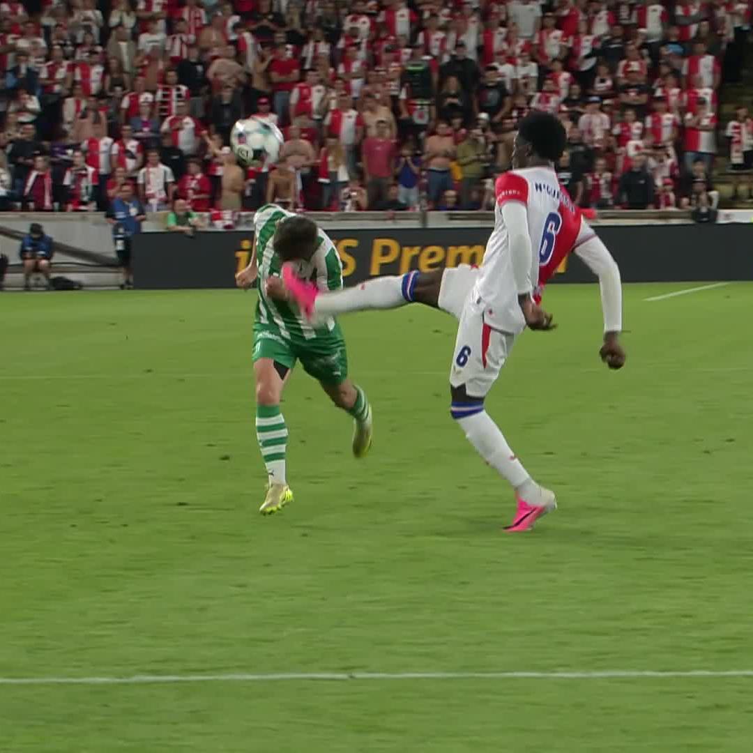 Ange N’Guessan dostal za svou nebezpečnou hru nohou proti Václavu Pilařovi jen žlutou kartu. Měla být udělena červená, co myslíte? 🤔🟥 #OneplaySport | #ChanceLiga