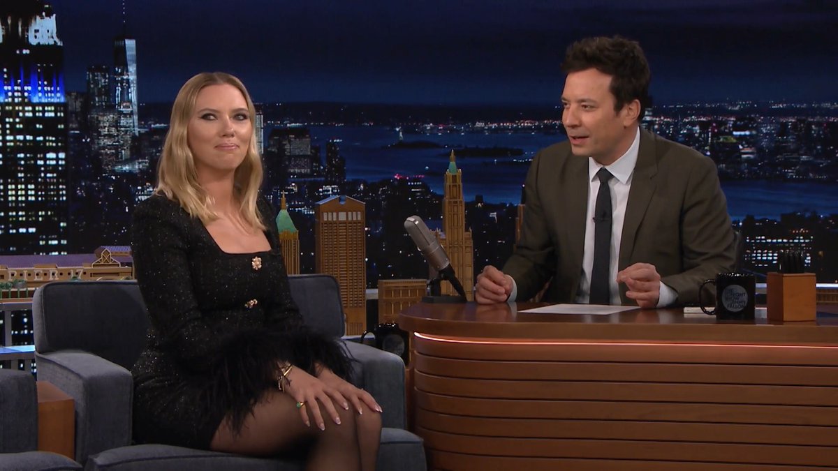 Scarlett Johansson reveals that the woman who disappeared behind her at a 2006 red carpet interview was none other than her mom 😂 #FallonFlashback