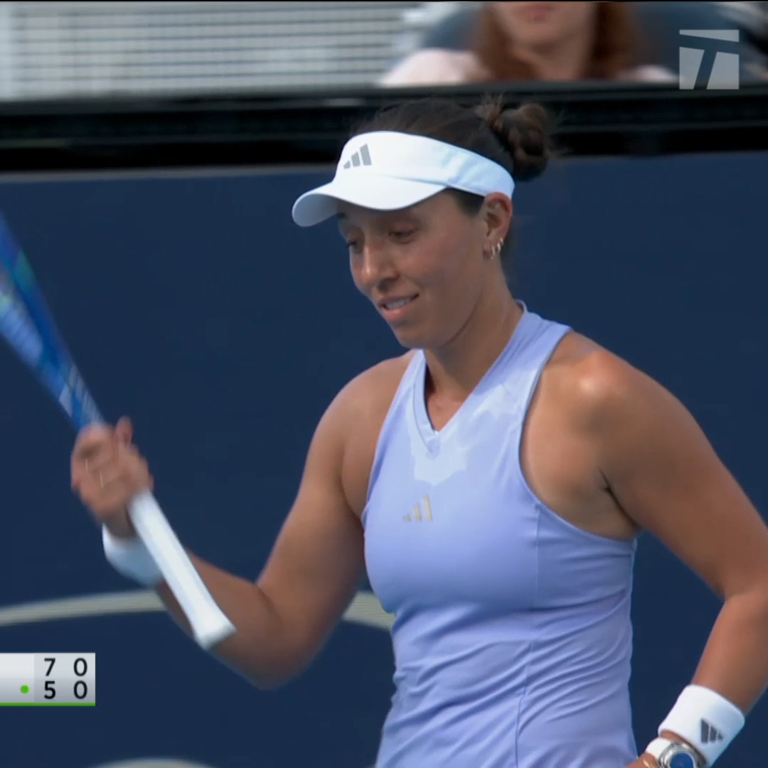 Even Jess can't believe it 😅 Pegula wins the first 7-5 over Swiatek. #Cincytennis