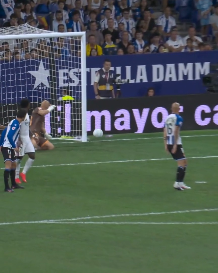 🪵 ¡La madera evita el tanto de Fede Valverde en el EspanyolRealMadrid! LALIGAHighlights | VUELVELALIGA