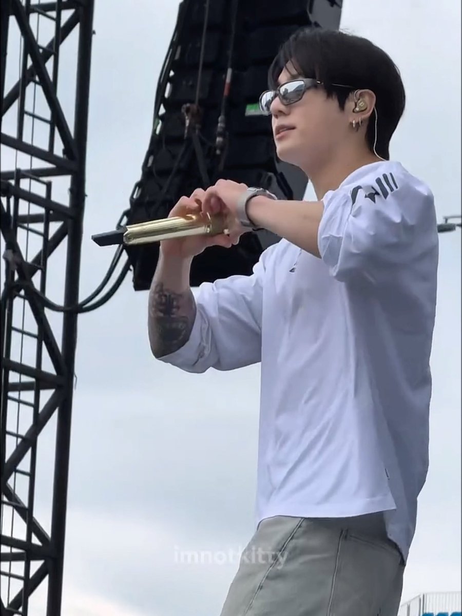 jungkook is wearing his new CKJK sweater again today 💘